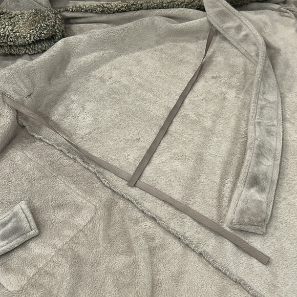Pottery Barn Faux Fur Plush Hooded Bath Robe Medium - Picture 13 of 16